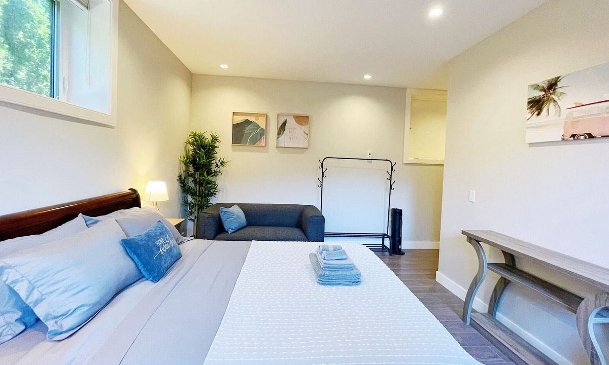 Burnaby House | Burnaby Metrotown 3BR 2BA Sleeps 6 w/Free Parking