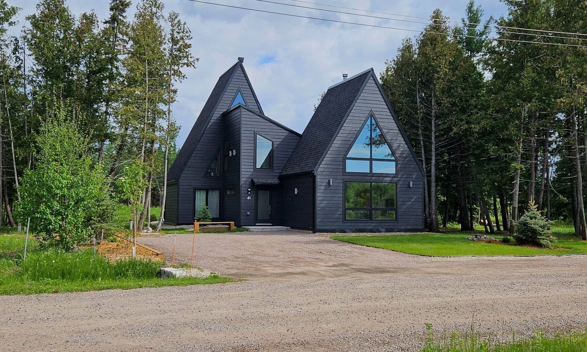 East Braintree House | Modern Forest Retreat with Sauna, Hot Tub, Fireplace