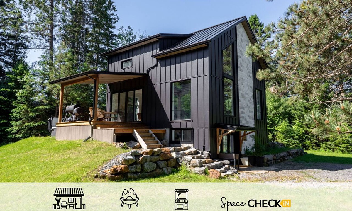 Matawinie Regional County Municipality Ski Chalet | Le Tracy | 4Season Spa | AC | BBQ | Arcade | Workdesk | Large Yard | Firepit