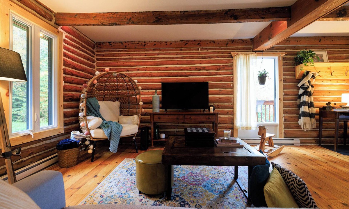 Sainte-Lucie-des-Laurentides Ski Chalet | Log cabin Laurentians | 5 bedrooms | trails, fireplace, spa, pets allowed