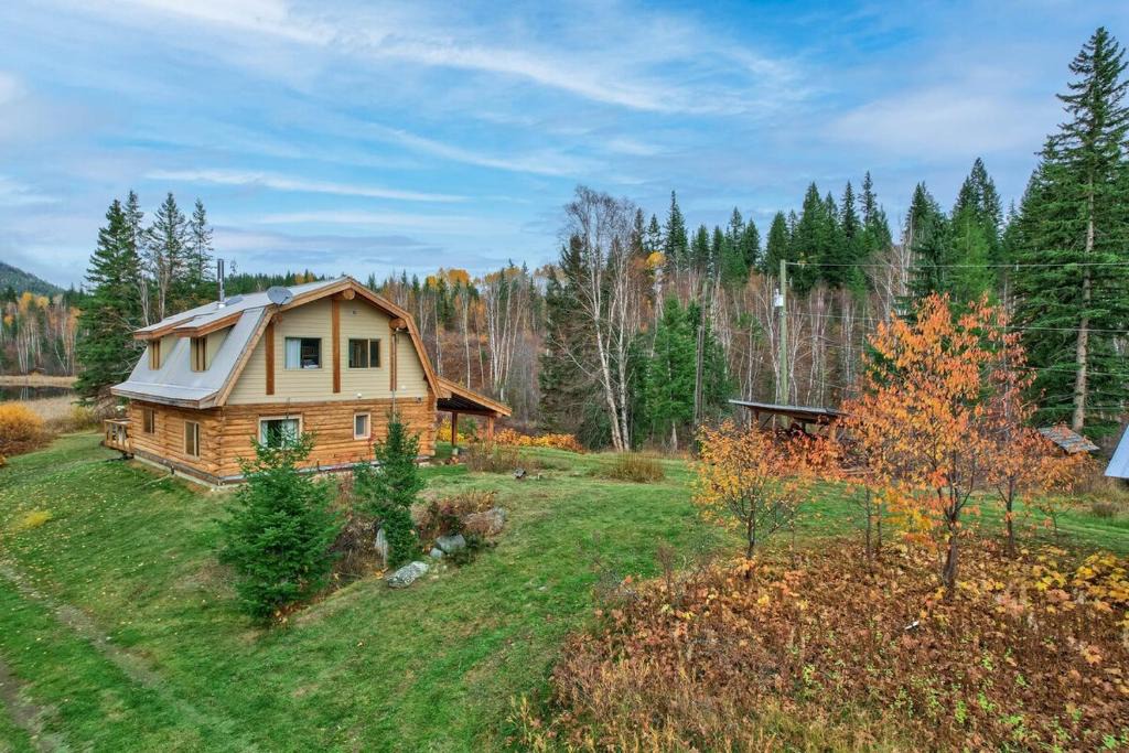 Thompson-Nicola Regional District House | Cabin on Private 8-acre Lake
