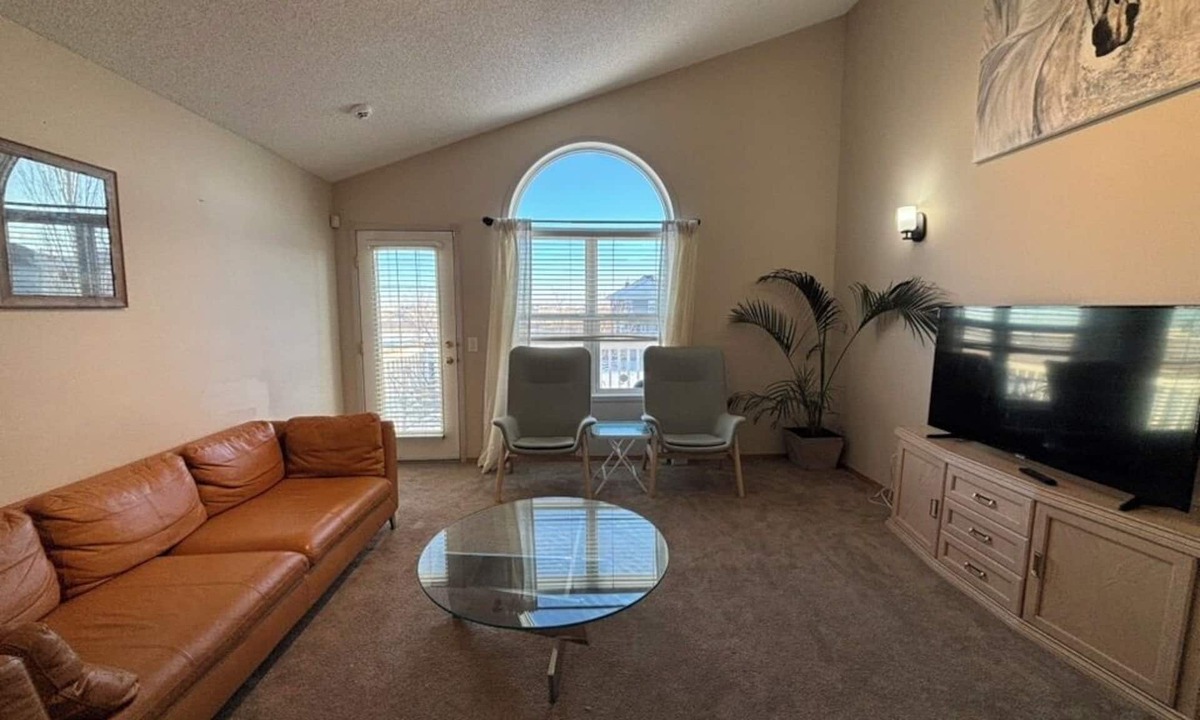 Calgary House | Calgary Home | 3BR Home | Sleeps 6 | Parking | 15min to Downtown