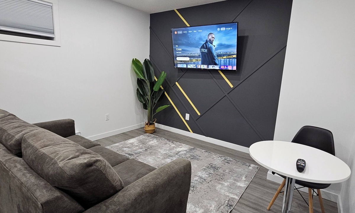 Regina House | Calm Stay, Stylish 2BR suite, 7-Mins to Regina Airport, Free Wi-Fi & Coffee