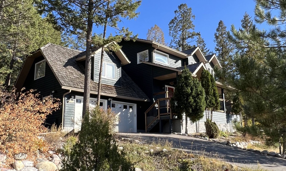 East Kootenay House | Canadian Rockies Mountainside Retreat 6 Bed - 4 Bath - Sleeps 10 Comfortably