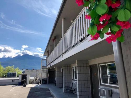 Invermere Hotel | Canterbury Inn