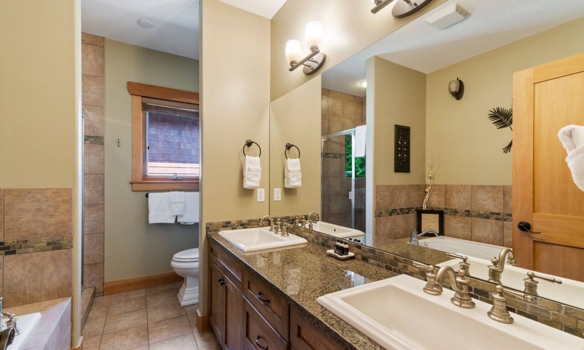 Blind Bay House | Carmel Beach Private Lodges - Unit #2. Lakefront 5 bedroom unit.