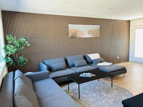 Gibsons Apartment | Castle BNB 2025