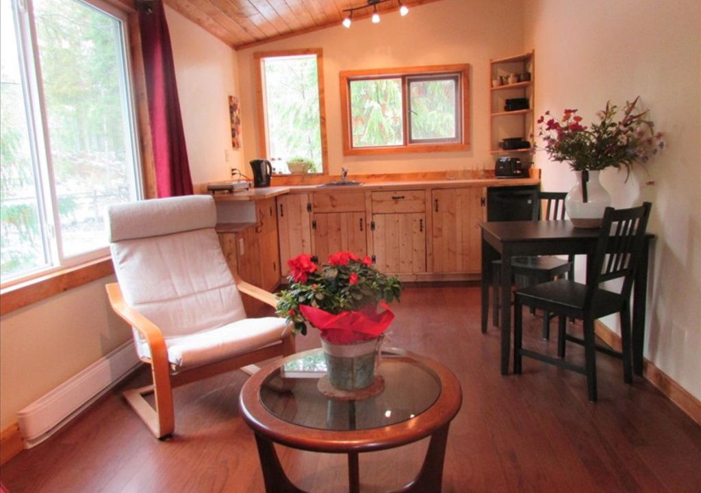 Kaslo Cabin | Cedar Cottage, a Cozy and Private Experience