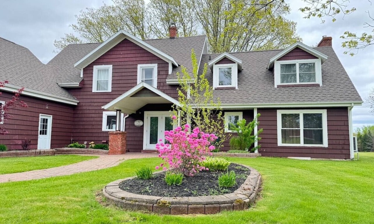 Montague House | Cedayway Riverview Estate-by Brudenell River overseeing golf course