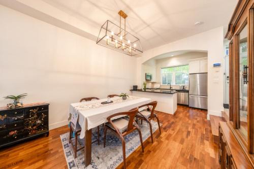 Oakridge Apartment | Central 3BR Townhouse Near Oakridge & SkyTrain