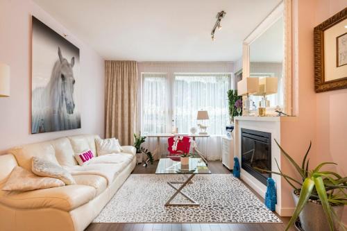 Central Lonsdale Apartment | Central and quiet 2 bedroom townhouse with private patio, parking, gym