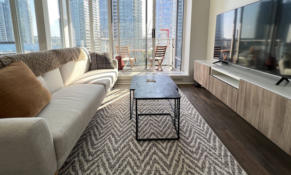 Crosstown Condo | Central Downtown: Bright, Modern 1.5br Condo, Sleeps 5 + Pool/AC/Gym