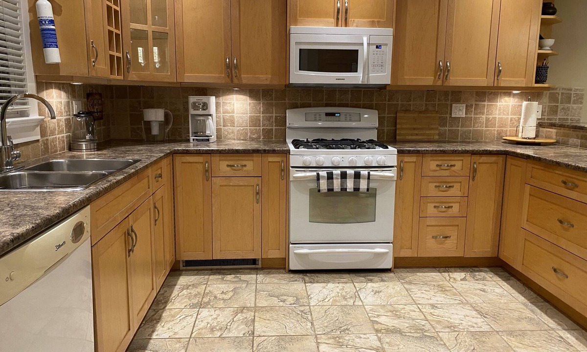 Central Lonsdale House | Central location 2 bedrooms spacious and bright