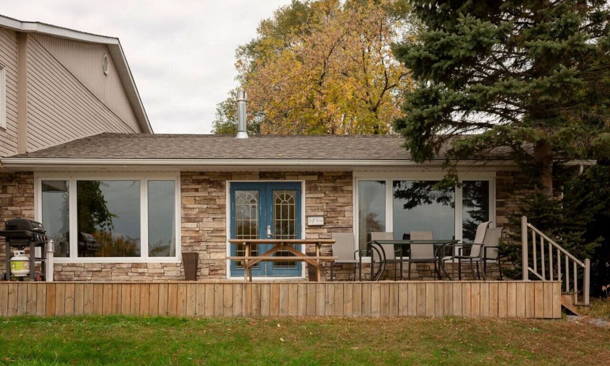 Prince Edward House | Central PEC gem - Sleeps up to 6