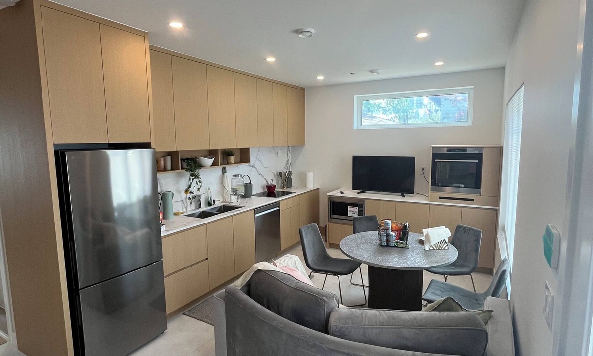 Vancouver South House | Central Vancouver Cozy new guest house. walking distance to QE park and Oakridge