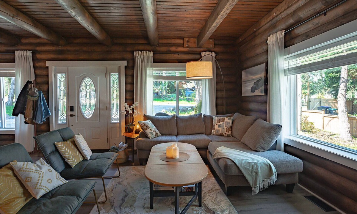 Regional District of Nanaimo House | Central Vancouver Island ☀ 500sqf. Rooftop Deck! ✦Views✦ Walk to Beach!🏖