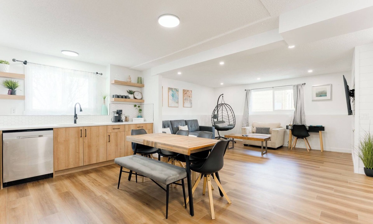Crescent Heights Apartment | Centrally Located and FULLY Renovated apartment, Sleeps 8, HOT Tub and Sauna!