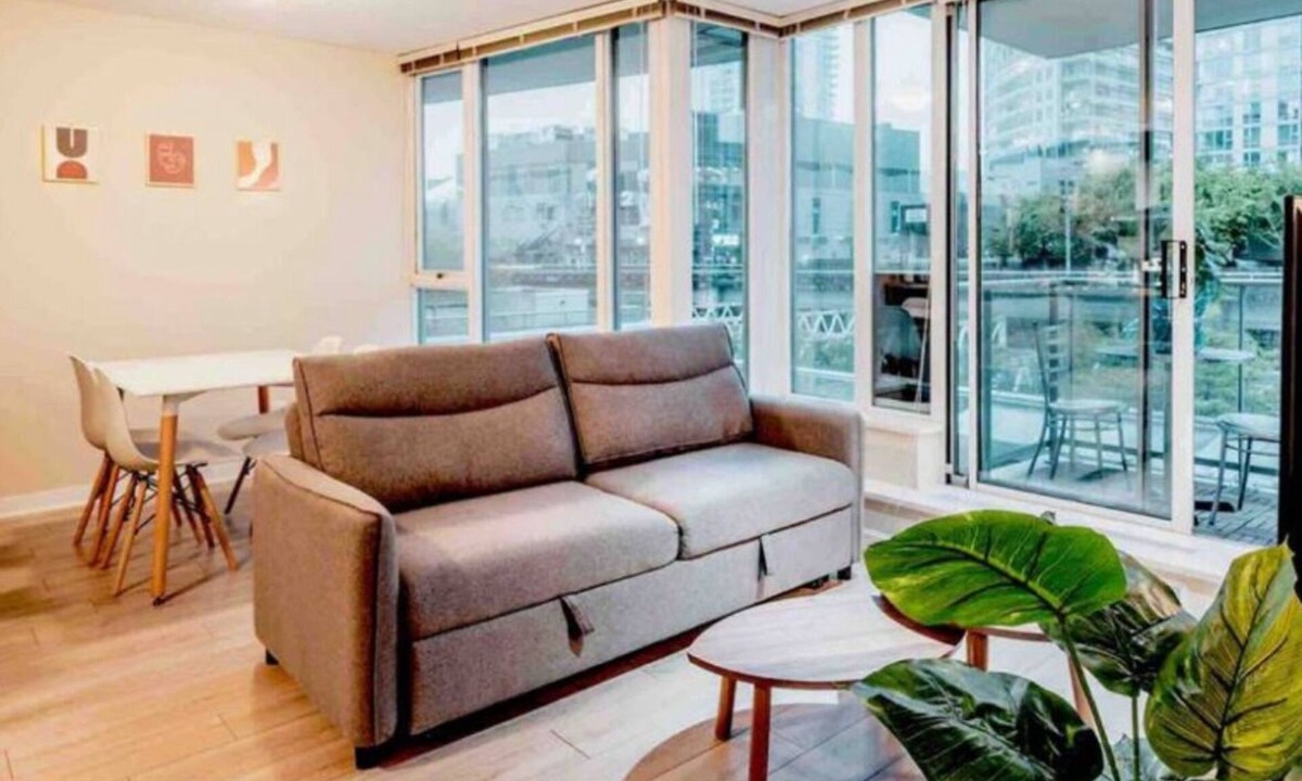 Gastown Apartment | Centrally located downtown Vancouver condo with 1 free parking