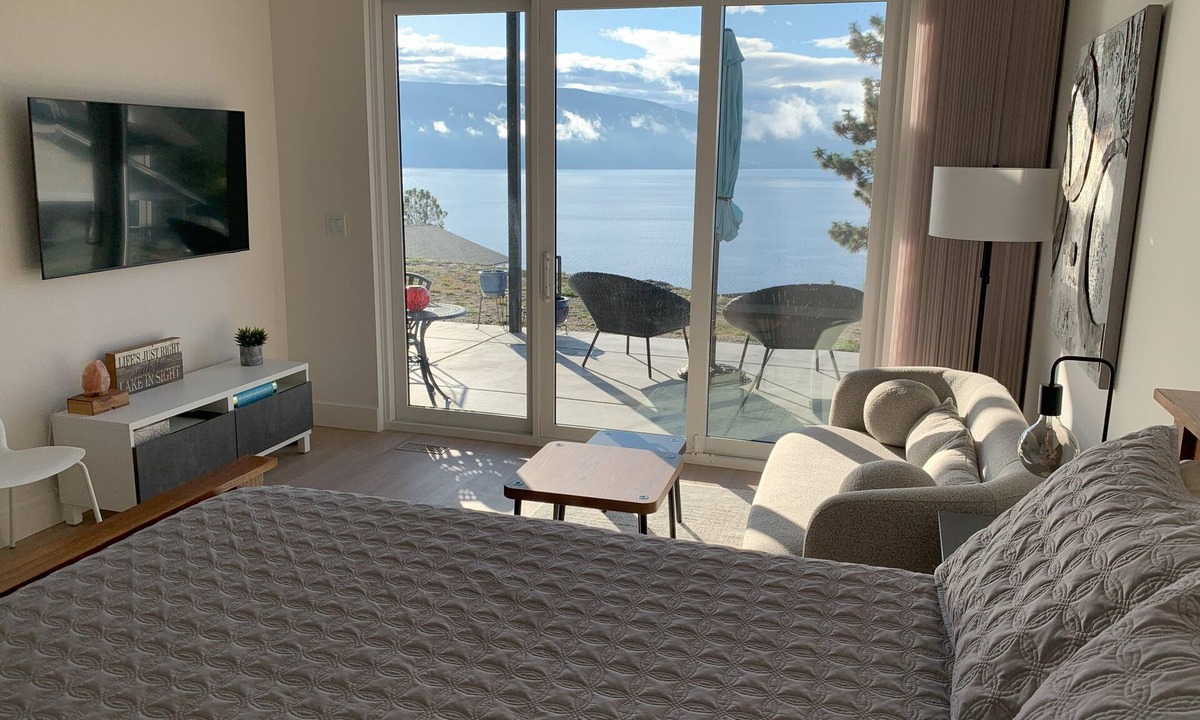 Central Okanagan Apartment | Chalet Coolanagatta. Cozy studio with WiFi in awesome Killiney Beach, Vernon.
