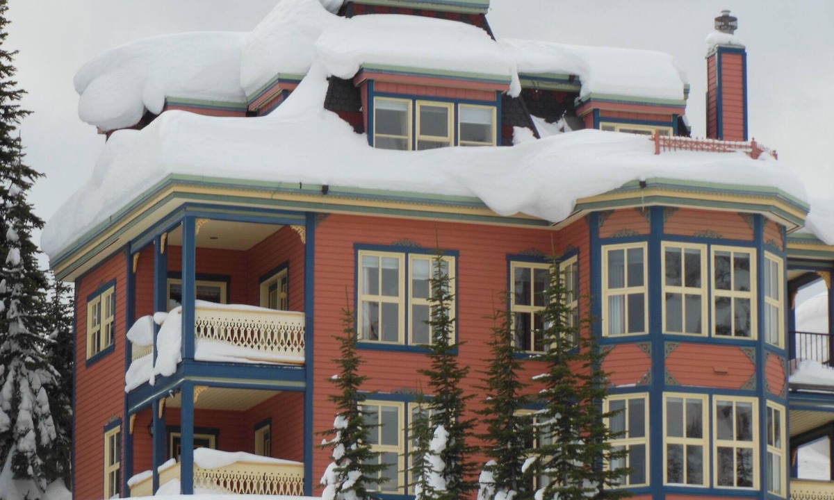 Silver Star Mountain Ski Chalet | Chalet in Best Location, Ski in Ski out , only 100 Meters to Village