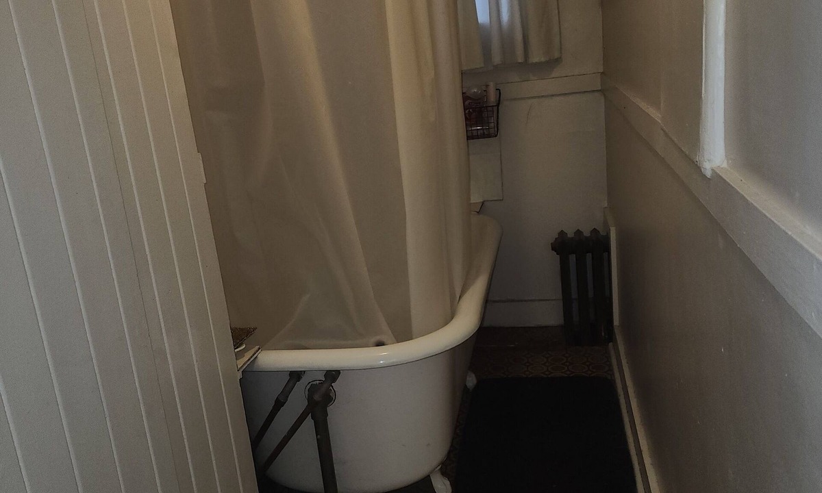 Uptown House | Charming 2-Bedroom Gem in New Westminster