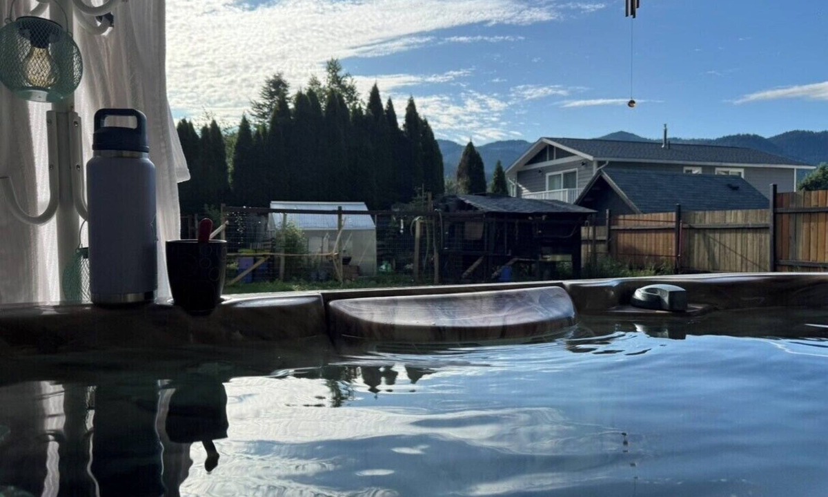 Fruitvale Bed & Breakfast | Charming Corner in Fruitvale. 30 Minutes from Red Mountain, Salmo and Whitewater