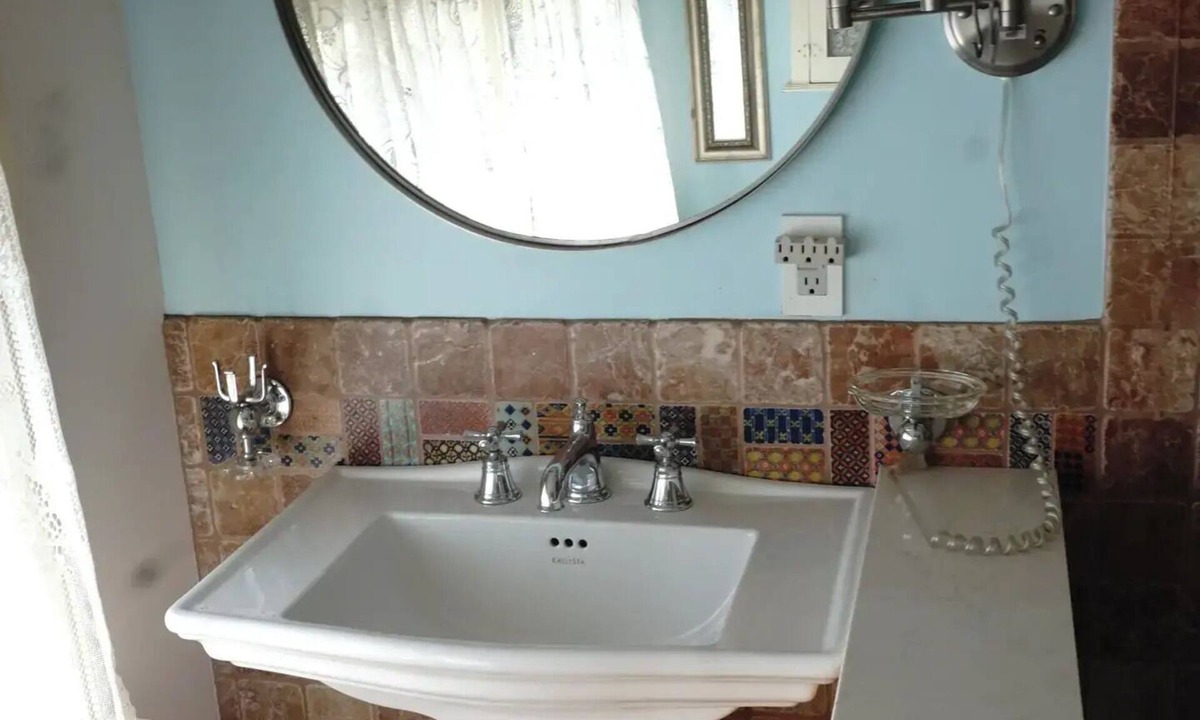 James Bay House | Charming James Bay Guesthouse by Fisherman's Wharf