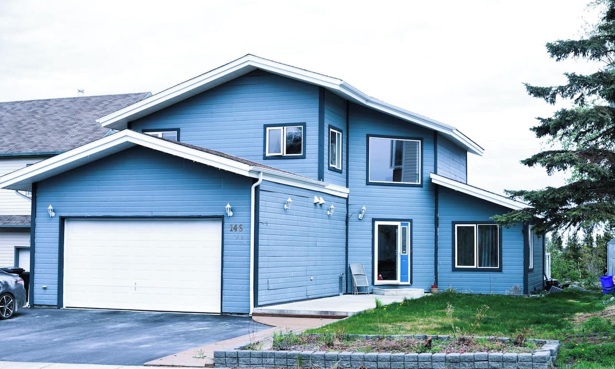 Yellowknife House | Charming Retreat with Stunning Views in Yellowknife's Prestigious Neighborhood