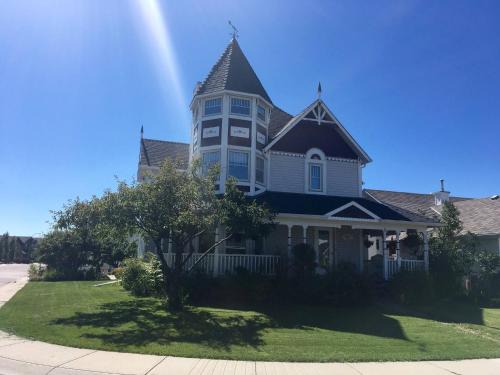 Okotoks House | Charming Victorian Home in Okotoks Elegant Comfort Modern Convenience