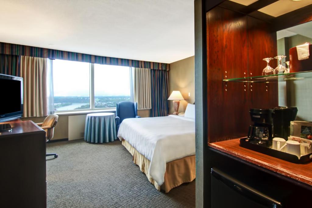 Downtown Edmonton Hotel | Chateau Lacombe Hotel