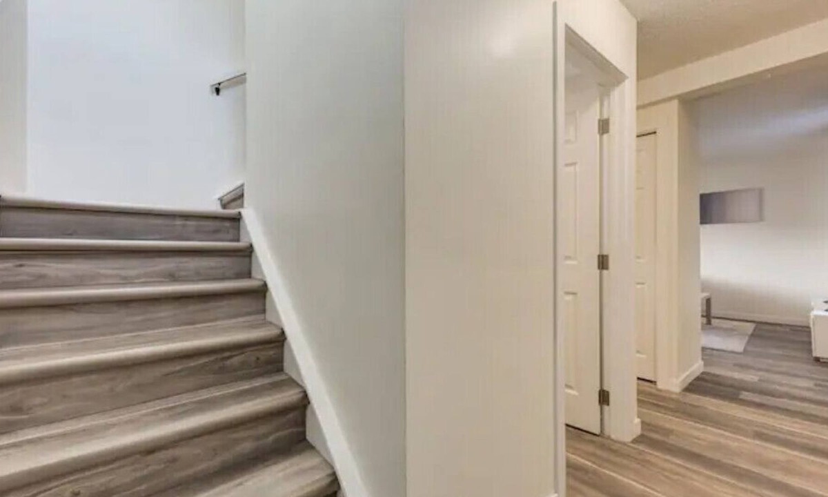 Northwest Calgary House | *Cheerful* 3 BR - OnRoute on Banff