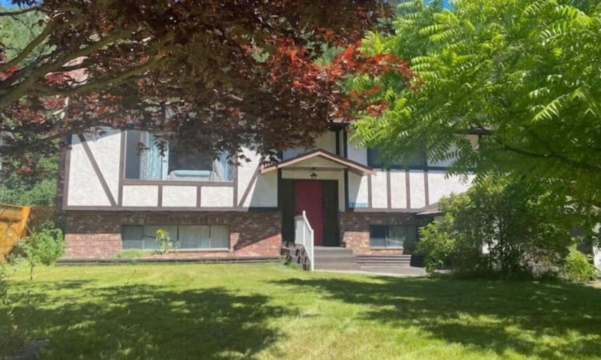 North Bend Cottage | Cheerful 4 bedroom cottage in the Fraser Canyon