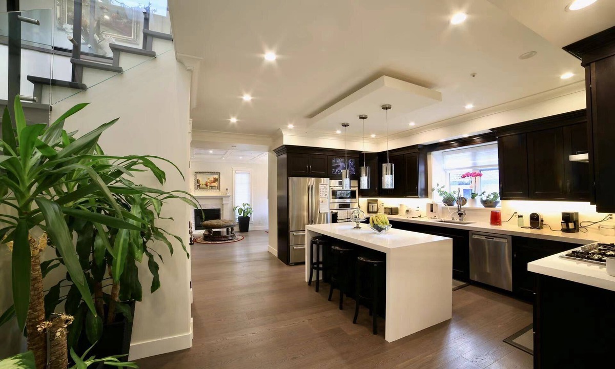 Marpole House | Cheerful one bdrm (N) share a bath with another room