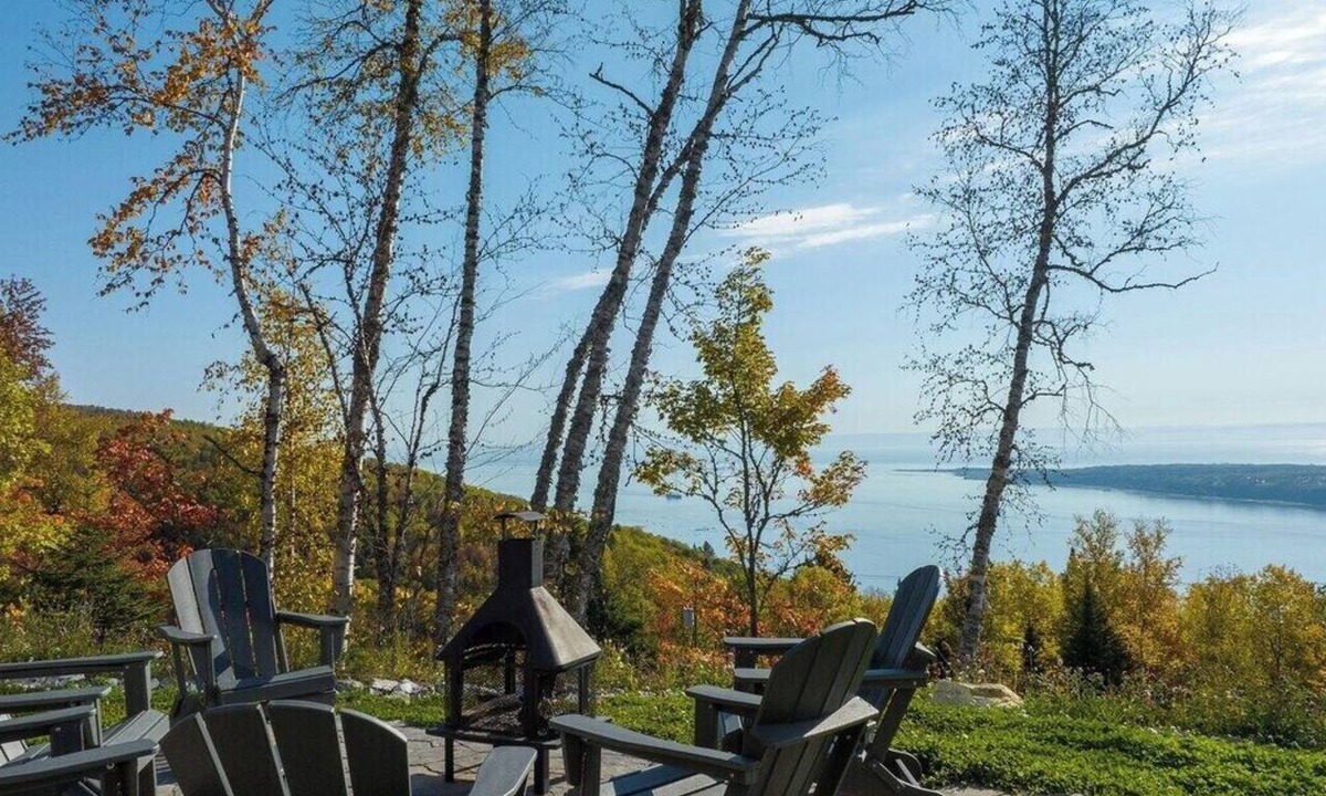 Les Eboulements Ski Chalet | Chez Annie 215: Panoramic Views & Hot Tub