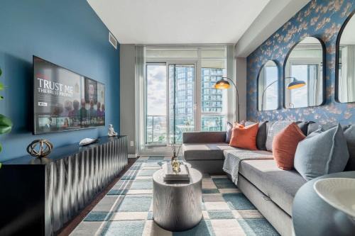 Fort York Apartment | Chic Fort York Haven Lake Views & City Pulse