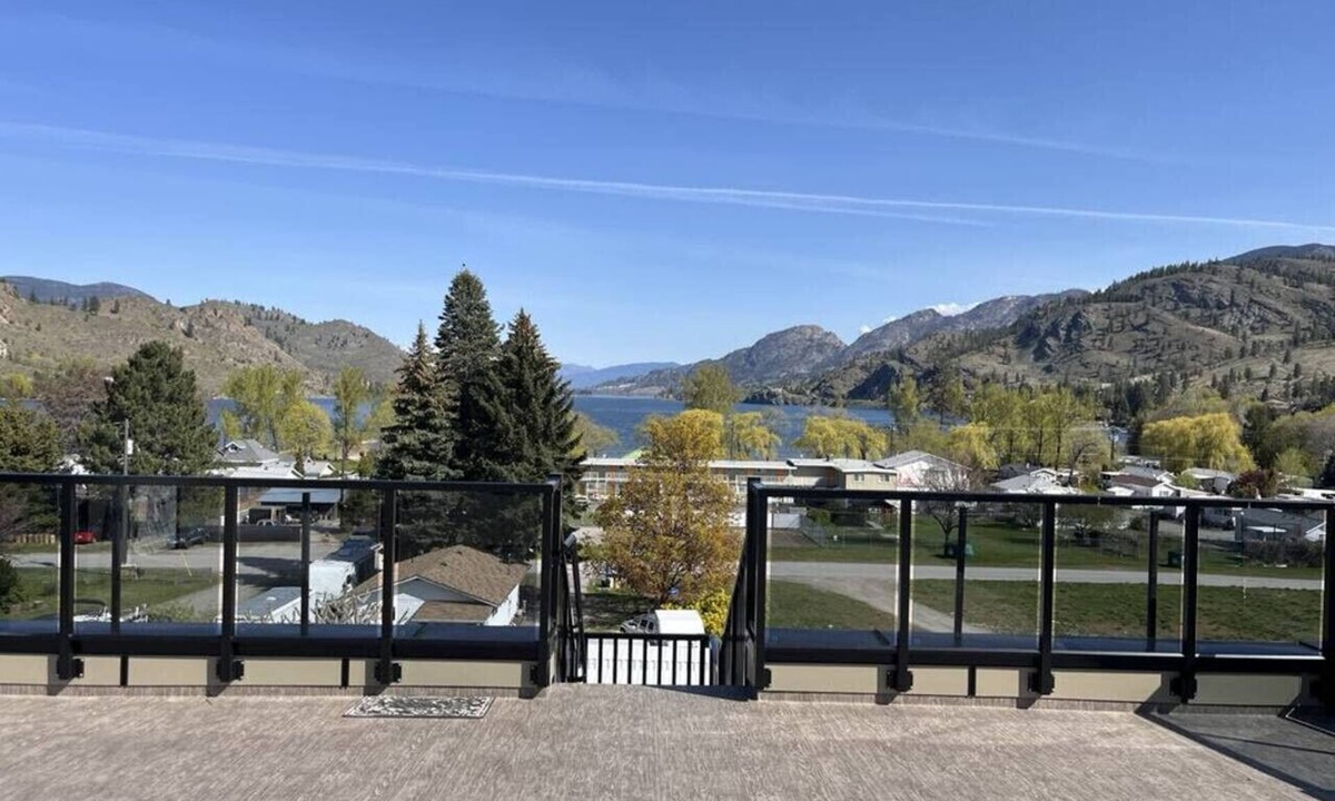 Okanagan-Similkameen Apartment | Chic Retreat | Rooftop Sauna, BBQ + Lake Views