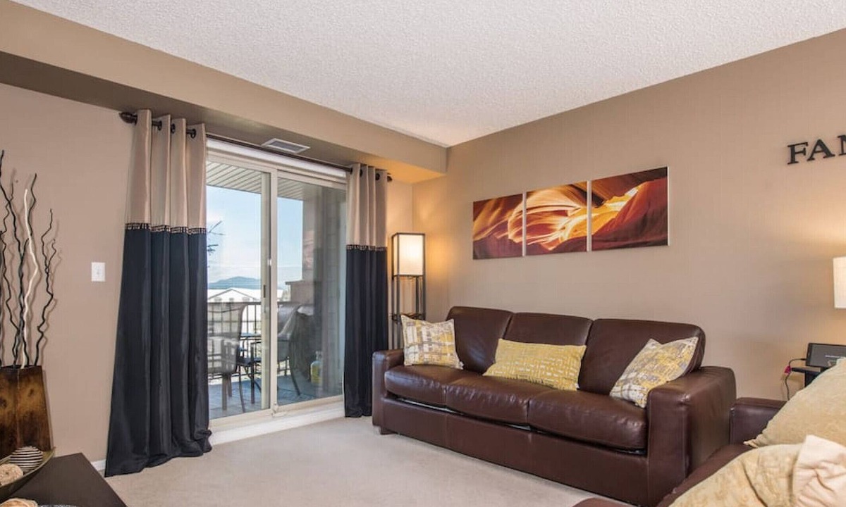 Invermere Condo | Classy Comfort | Outdoor Pool/Hot Tub | PS3 | Gym