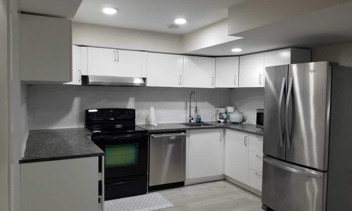 Southwest Edmonton Apartment | Clean 2 bedroom Apartment 10 minutes from Airport