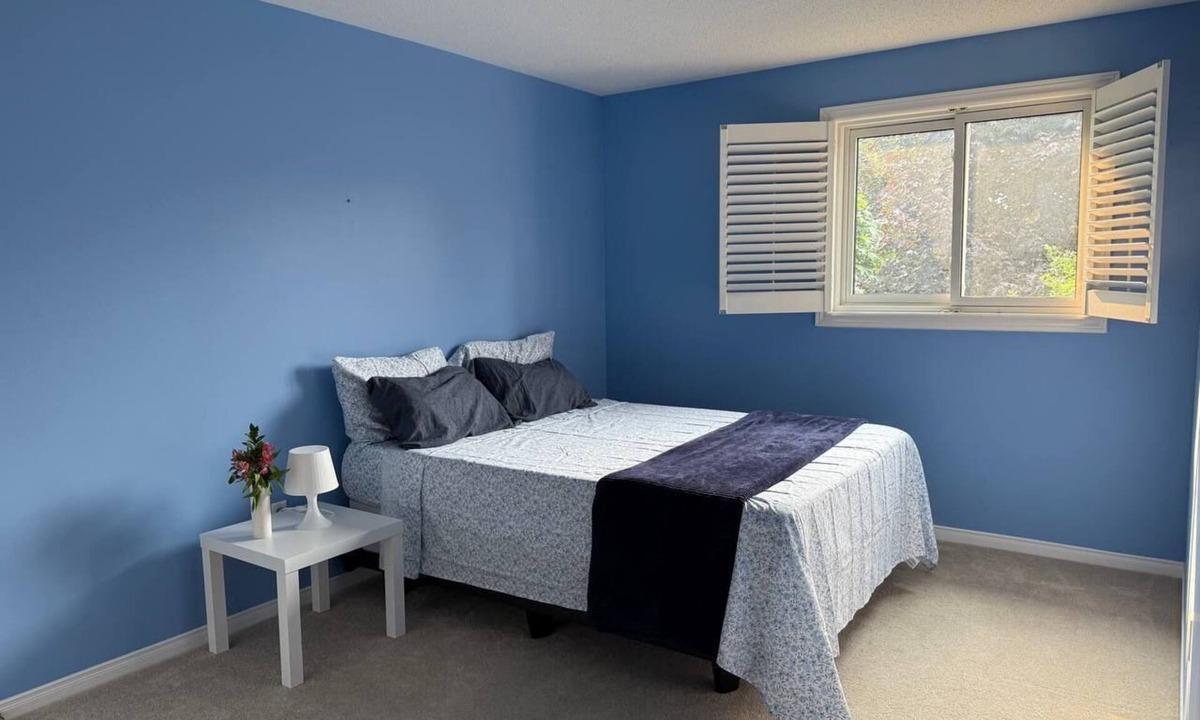 Burlington House | Clean Room, Great Location