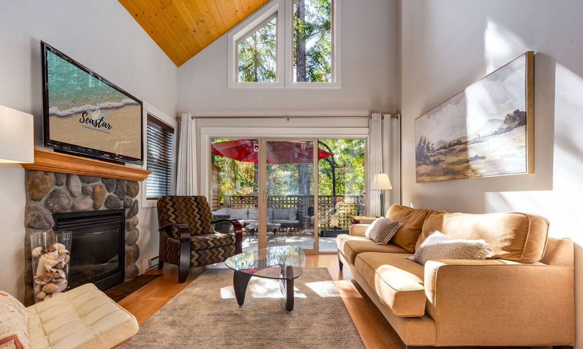Regional District of Nanaimo Cabin | Coastal Cottage Retreat | Walk to Beach + Pool & Hot Tub