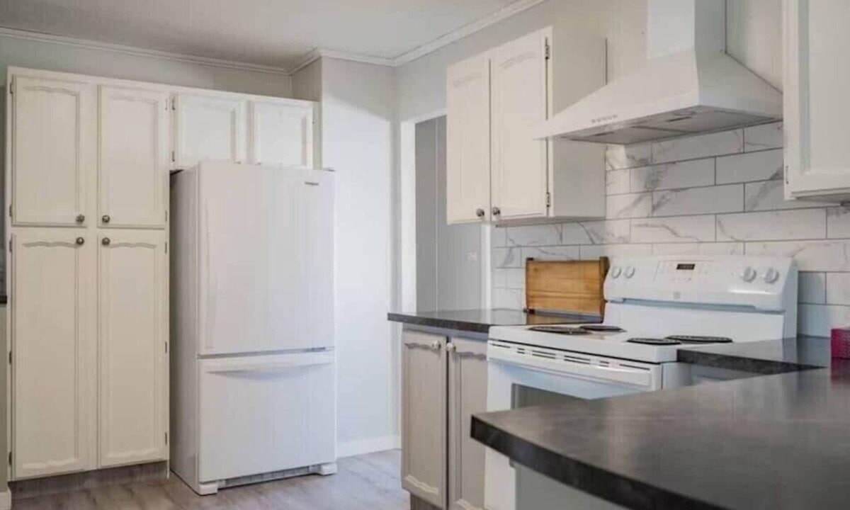 Winfield House | Comfortable 4 BD House with free parking-Unit A