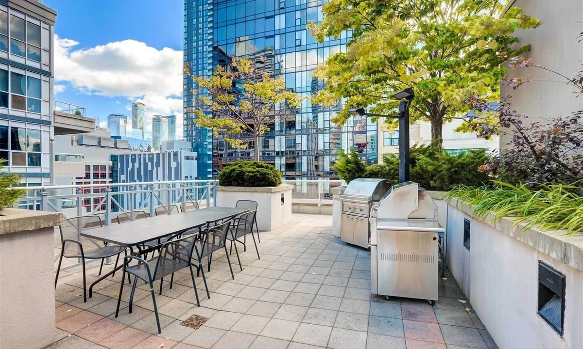 Toronto Entertainment District Apartment | Comfortable Condo Retreat in Prime Downtown Toronto Location