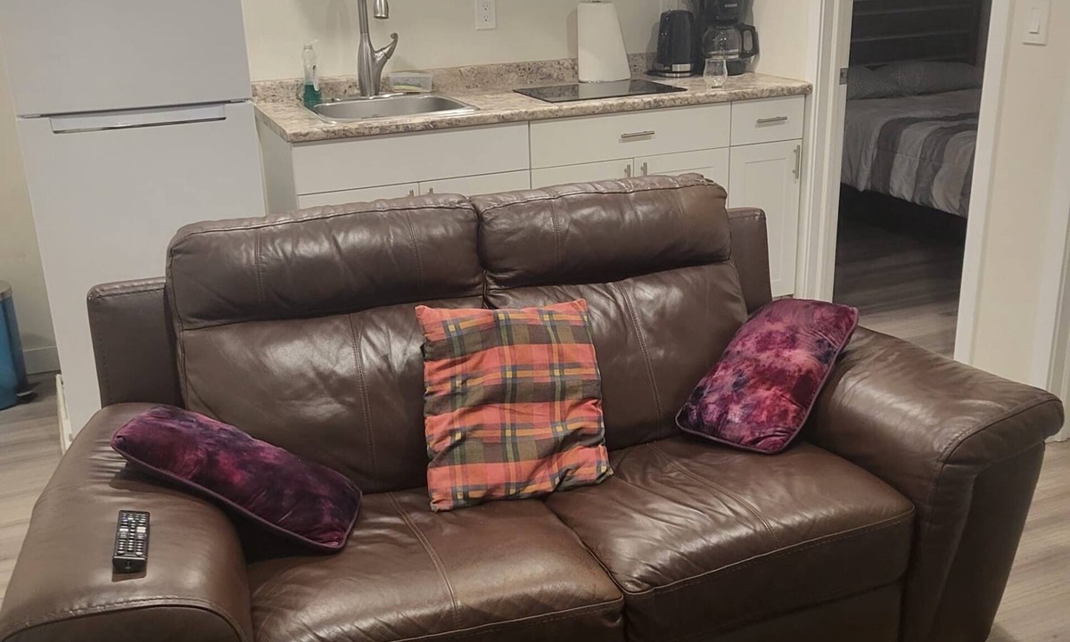 Winnipeg House | Comfy 2 bedroom basement & bathroom, close to a lot of stores & family friendly!