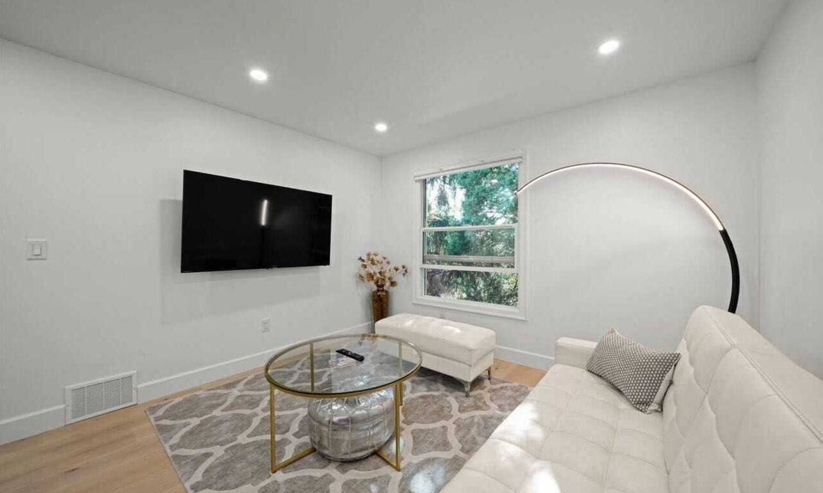 Grandview-Woodland House | Commercial Drive Private Upper