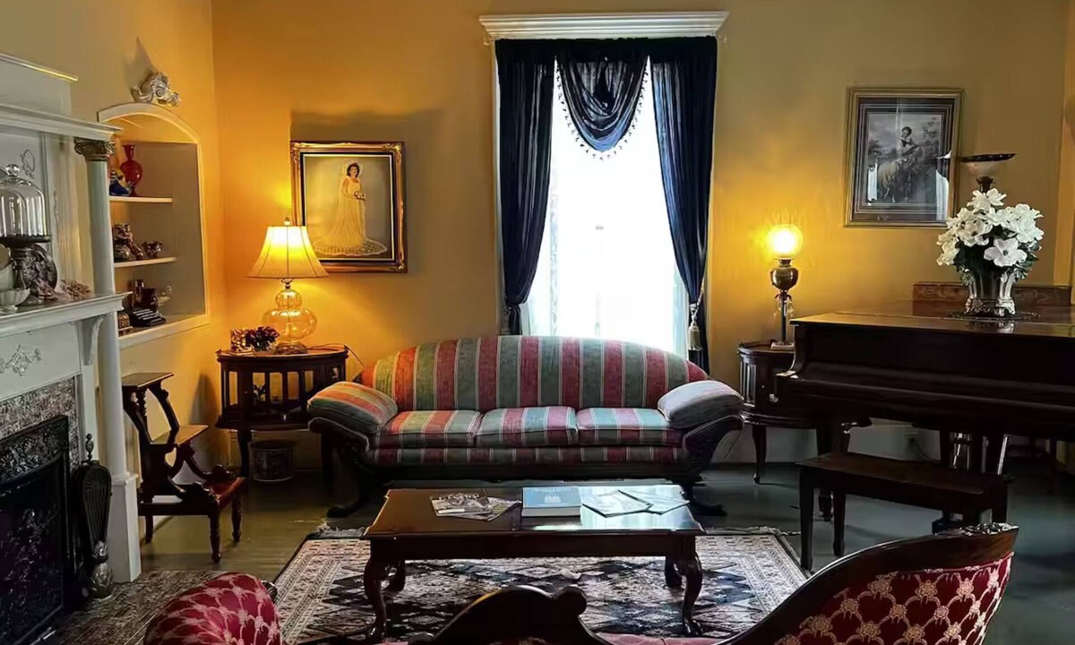 Bainbridge Bed & Breakfast | Commodore Bed & Breakfast/Red Room