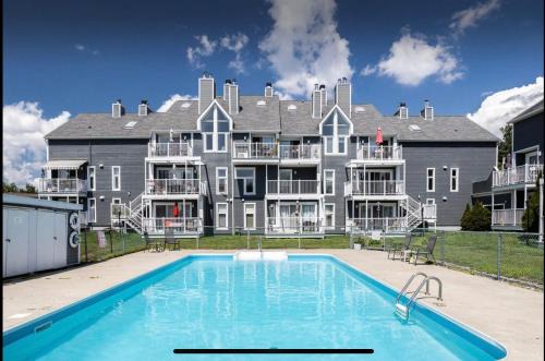 Magog Apartment | Condo-piscine à 200M du Memphré