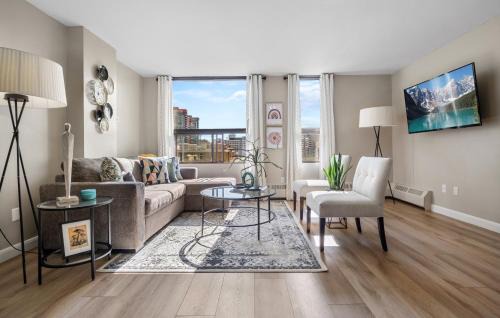 Connaught Apartment | Contemporary, cozy & easy to Rocky Mountains from Calgary !
