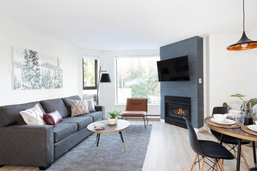 Upper Village Apartment | Contemporary & Spacious Slopeside 1BR Getaway