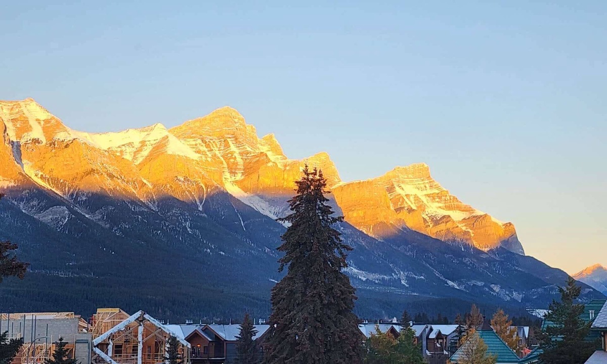 Canmore Apartment | Corner Mountain View Retreat 2 Kings w Patio