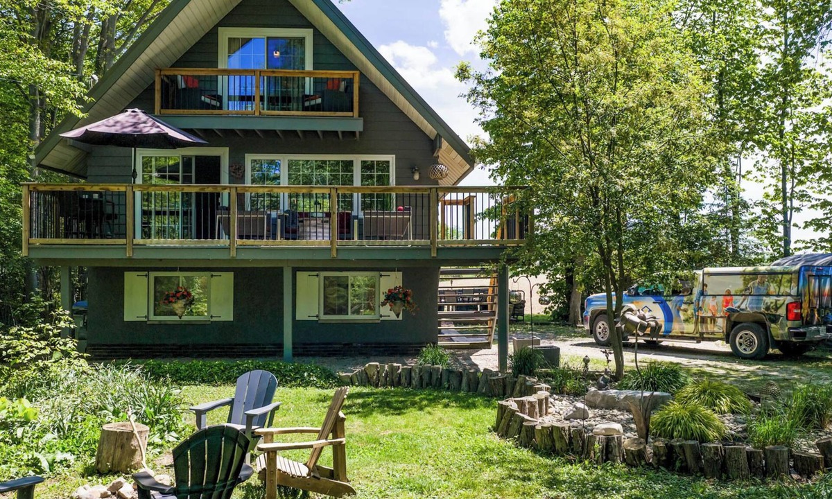 Bluewater Cottage | Cottage by the Sea | King Bed + Hot Tub + Walkable Winery